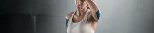 Une femme en tenue de sport se touche le front