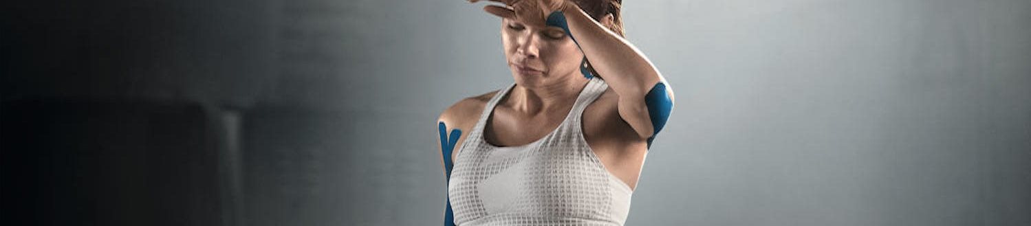 Sportende vrouw met misschien gekneusde ribben