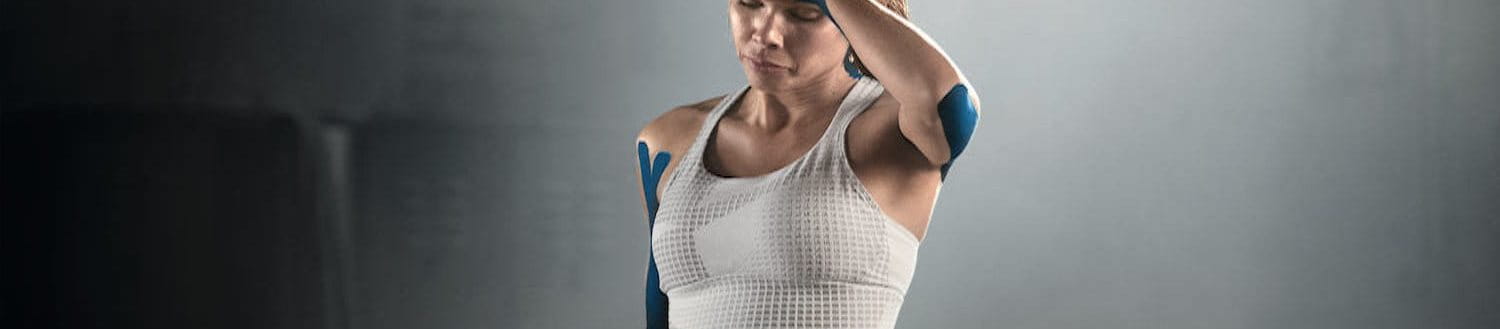 Sportende vrouw met misschien gekneusde ribben