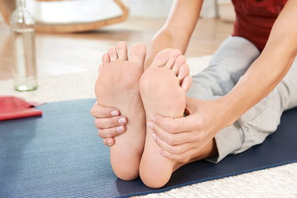 Kramp in voeten & tenen: oorzaken & oplossingen | Hansaplast Kramp In Voeten & Tenen: Oorzaken & Oplossingen | Hansaplast