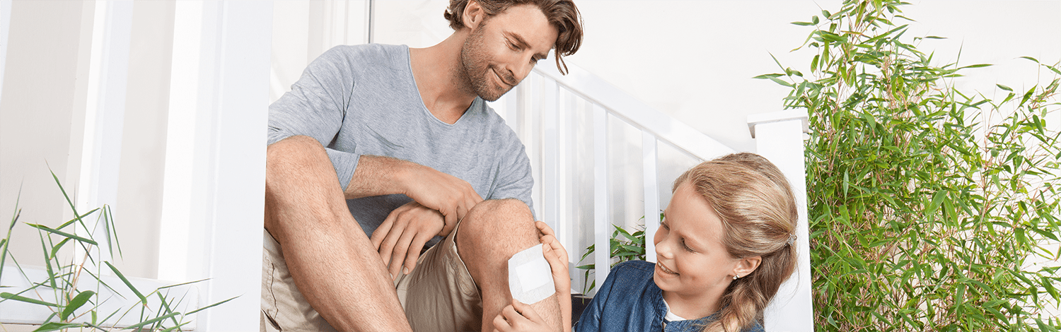 Eilandpleister wordt op een knie geplakt