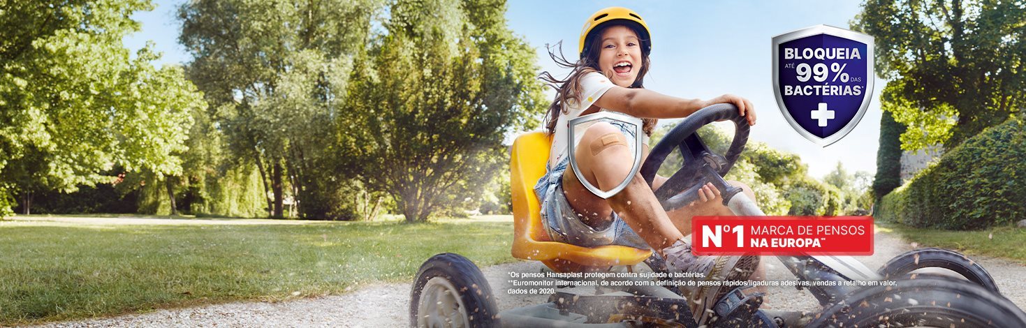 Menina a andar num triciclo amarelo