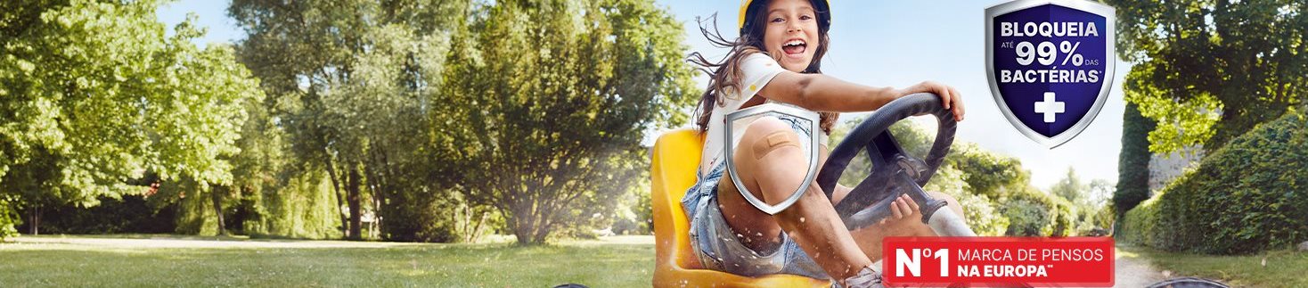 Menina a andar num triciclo amarelo