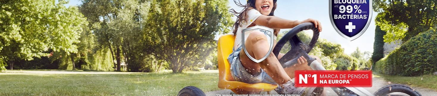 Menina a andar num triciclo amarelo