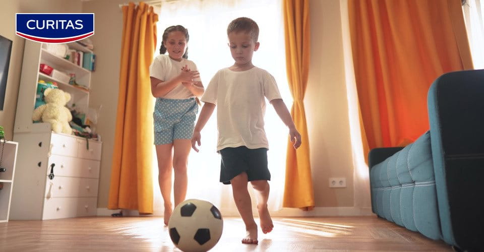 Niños jugando en casa