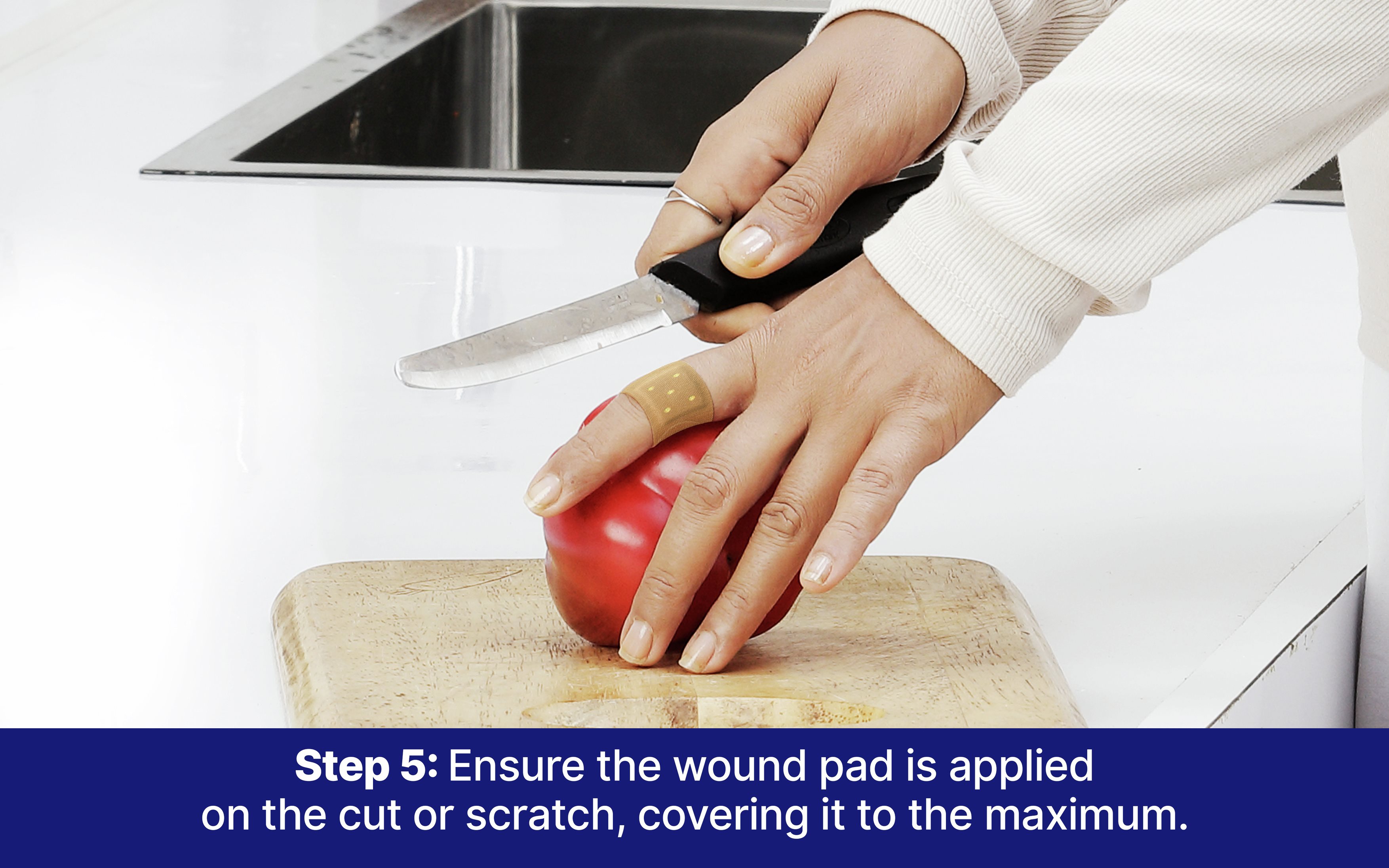 Hansaplast Antiseptic Regular Bandage for Cuts & Wounds | Breathable fabric | First Aid | Protects Against Dirt and Bacteria | For Kids & Adults