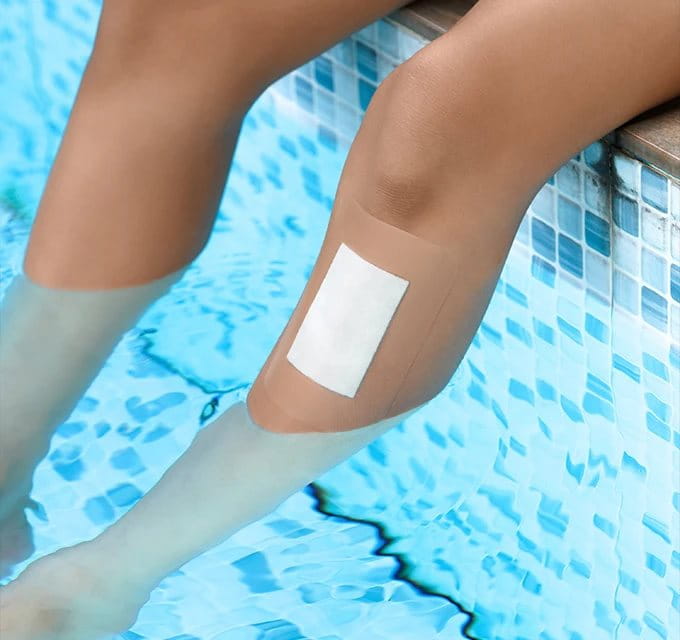 Lindungi luka dari air dengan Hansaplast Aqua Protect