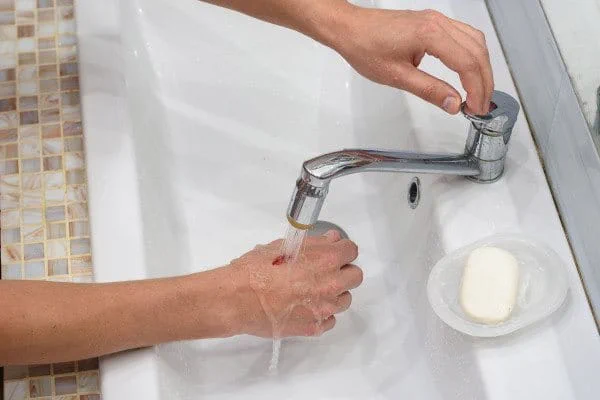 Agua del grifo y heridas