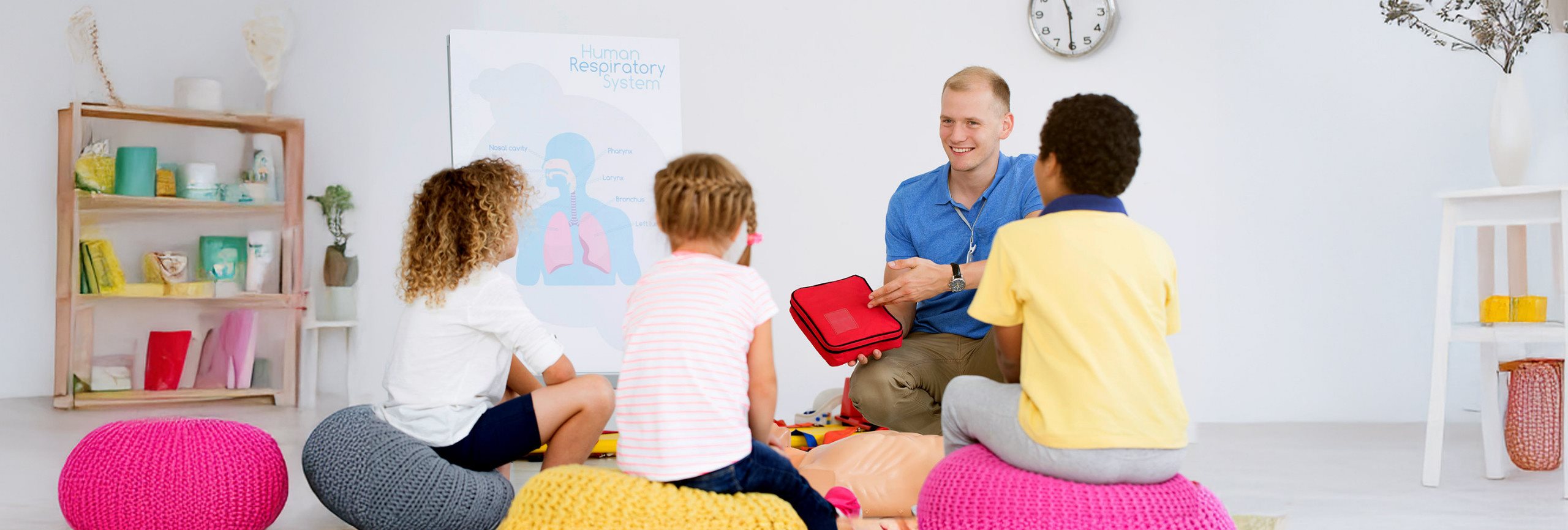 Curitas lleva primeros auxilios a niños