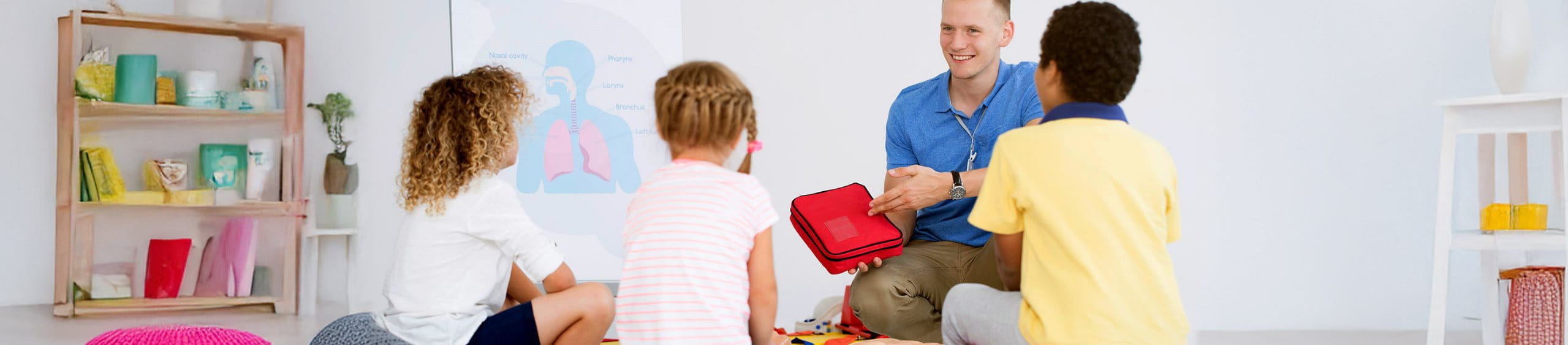 Curitas lleva primeros auxilios a niños