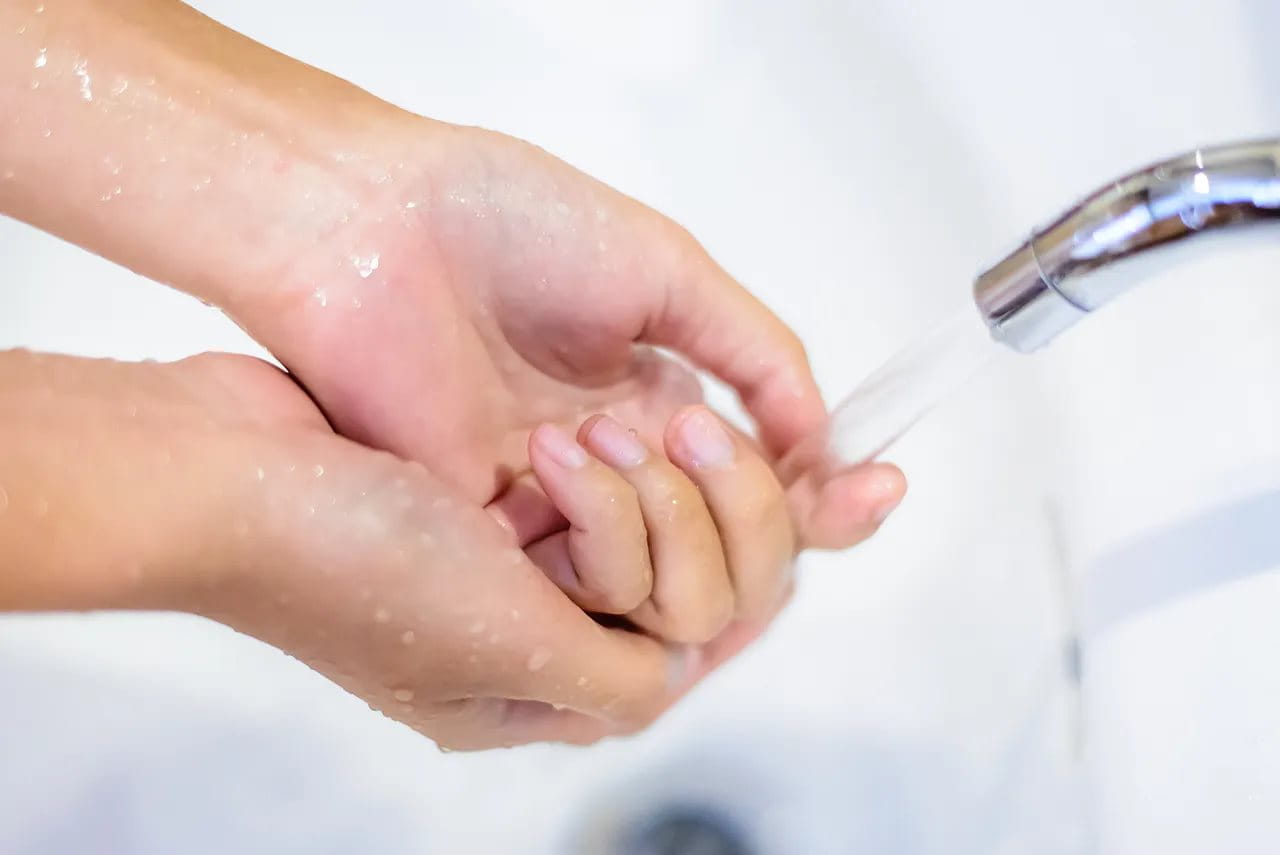  Selalu cuci tangan sebelum merawat luka diabetes