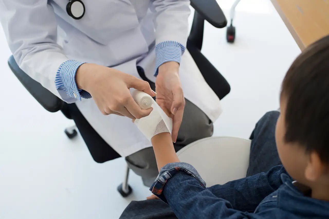 Periksa luka tusuk ke dokter jika diperlukan