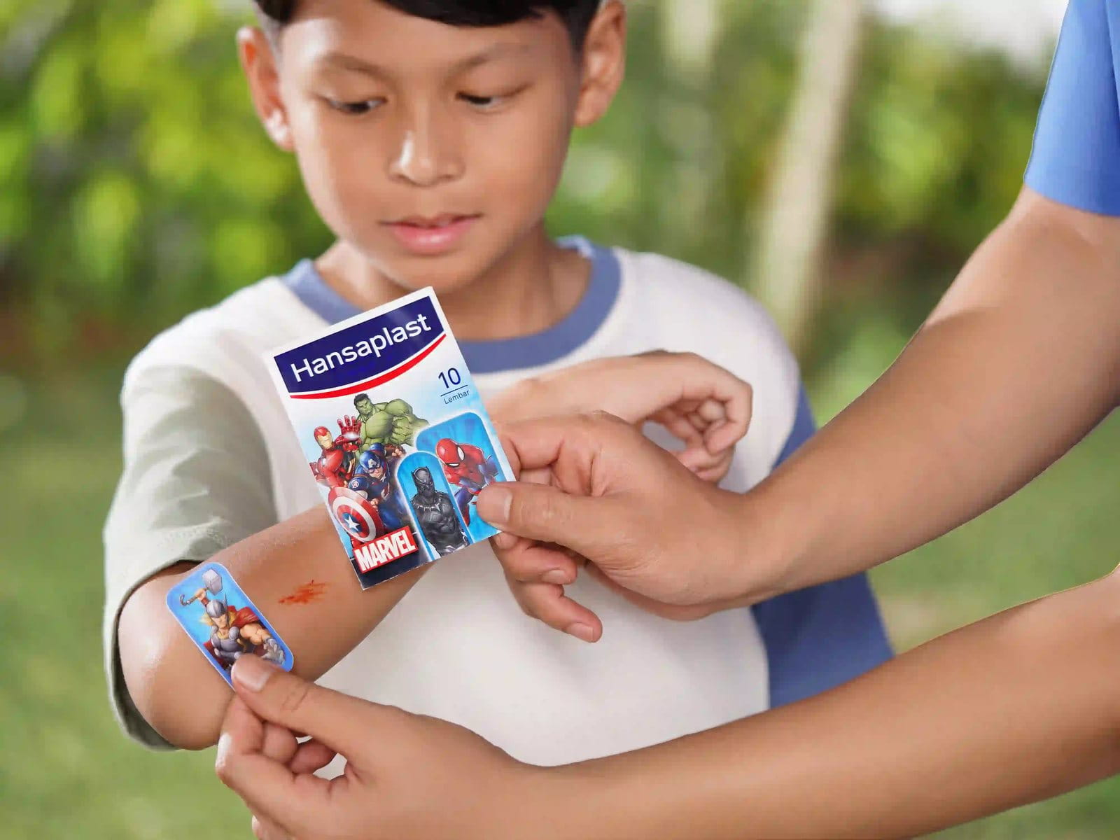 Lindungi luka si kecil dengan plester luka untuk anak-anak dari Hansaplast.