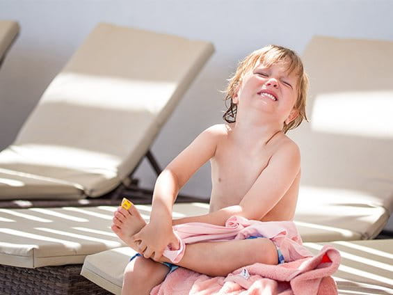 Ein verletzes Kind am Pool