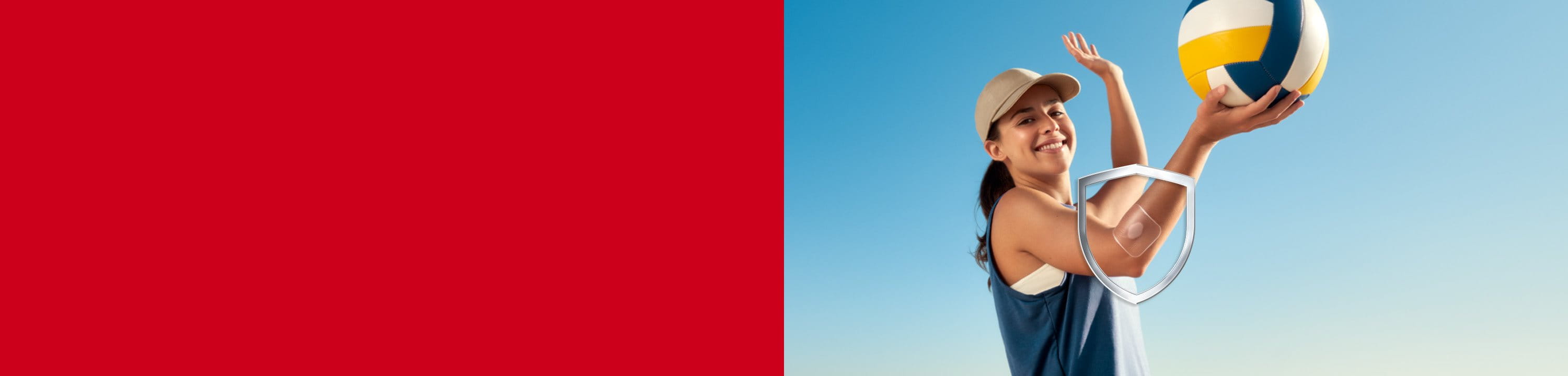 Une jeune femme souriante se prépare à lancer un ballon de volley-ball avec les pansements second skin protection d'Elastoplast, soutenus par la technologie hydrocolloïde, visibles sur sa main près du coude.