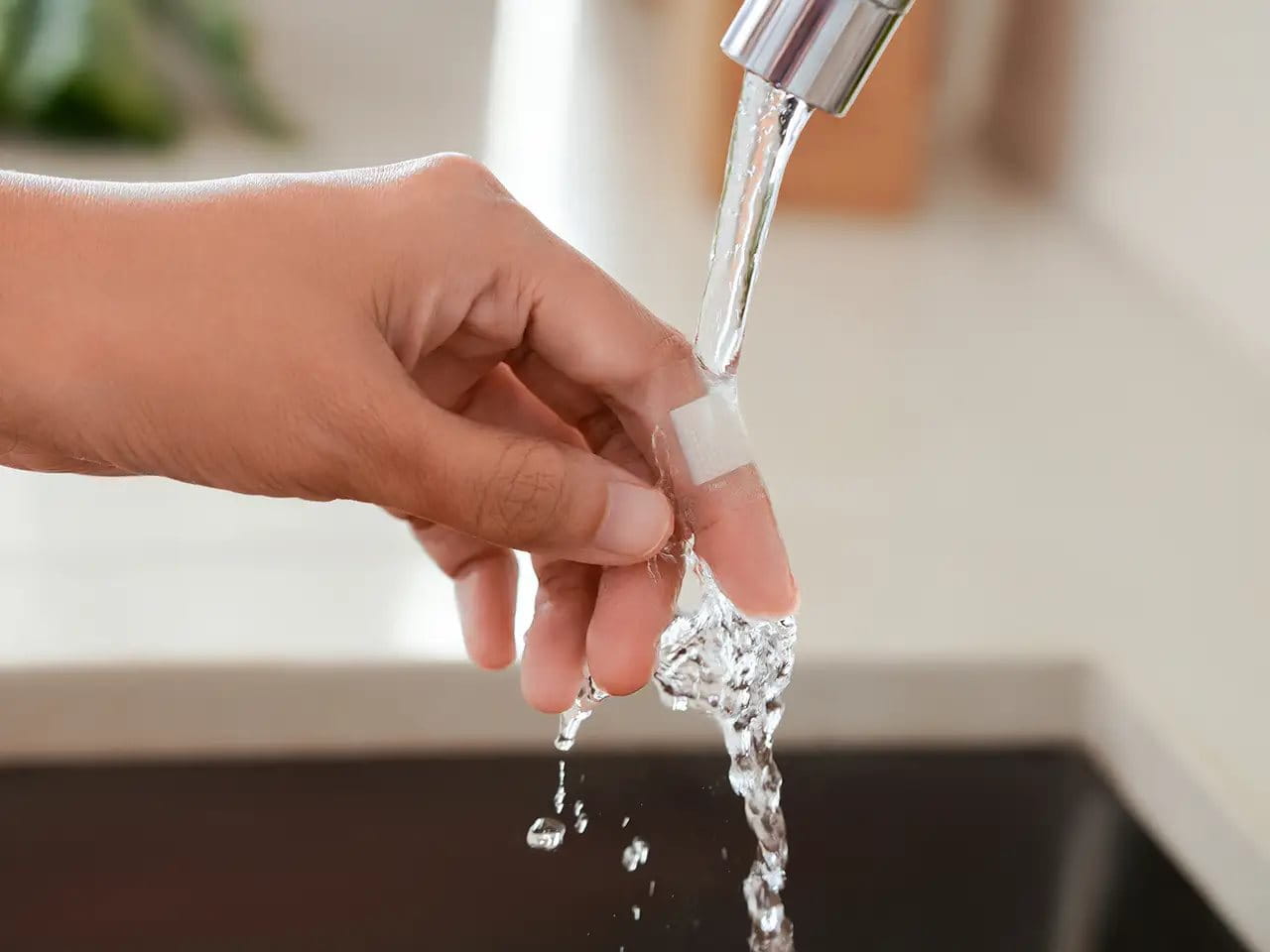 Hansaplast Aqua Protect adalah plester kedap air yang melindungi luka