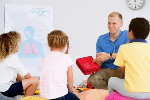 Curitas lleva primeros auxilios a niños