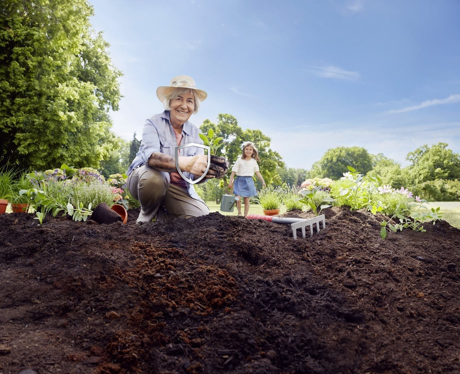 Ältere Frau arbeitet im Garten