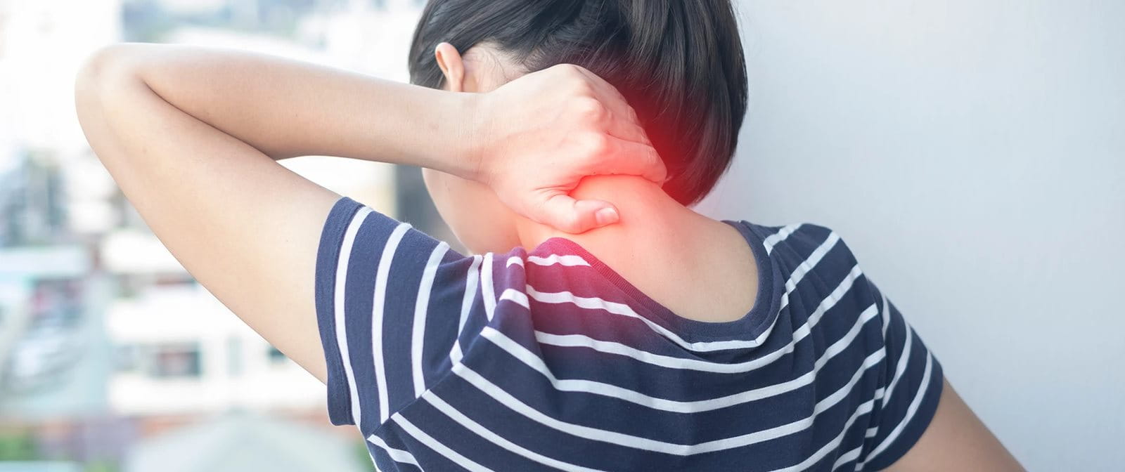 wanita yang sedang merasakan otot tegang