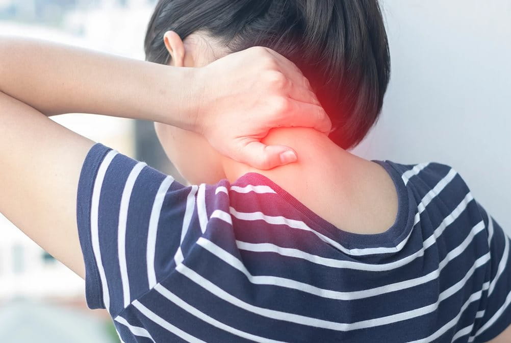 wanita yang sedang merasakan otot tegang