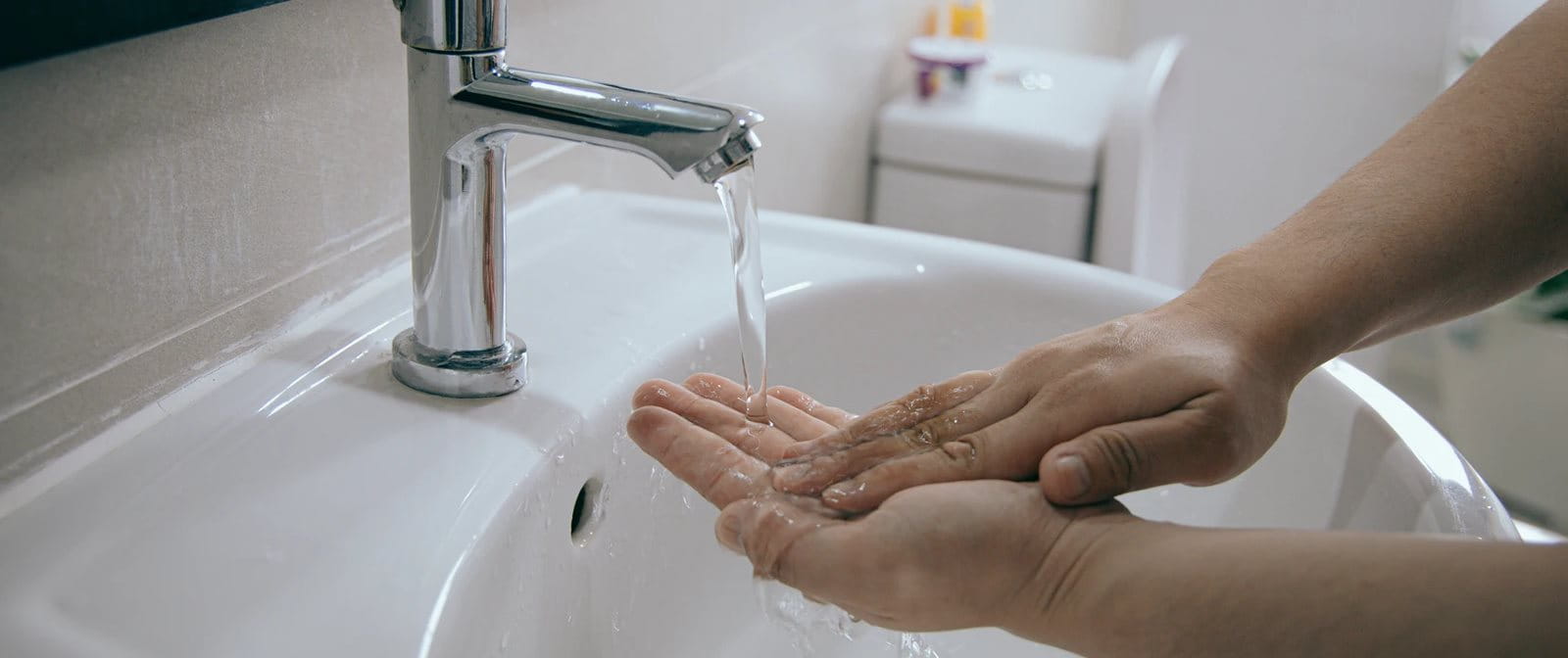 Membersihkan tangan dengan air
