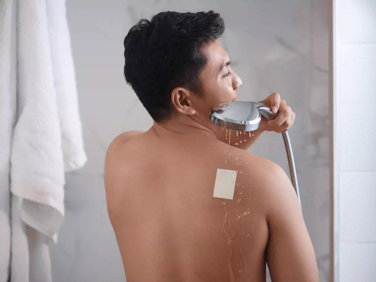 Kapan pun kulitmu terkena air, bahkan saat mandi, pertimbangkan untuk menggunakan plester tahan air.
