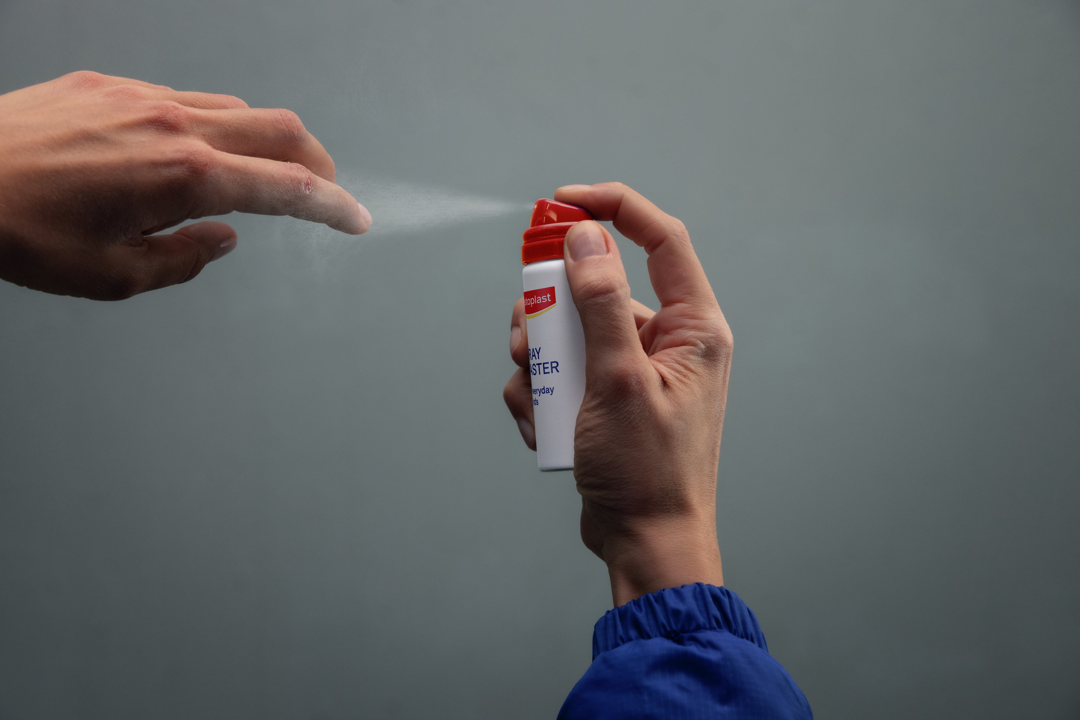 Persona aplicándose el Hansaplast Second Skin Spray Plaster en la yema del dedo