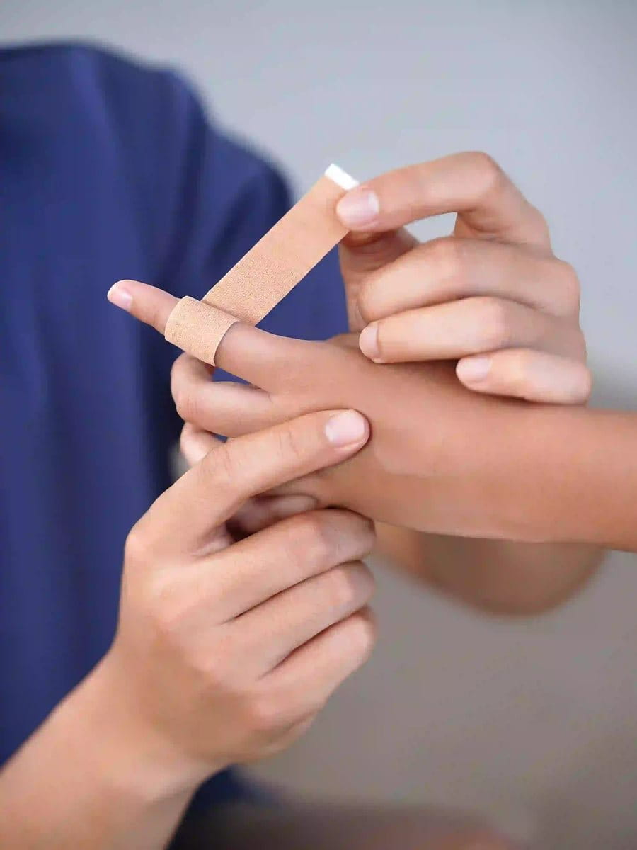 Hansaplast Antiseptik Pembersih Luka untuk mencegah infeksi.