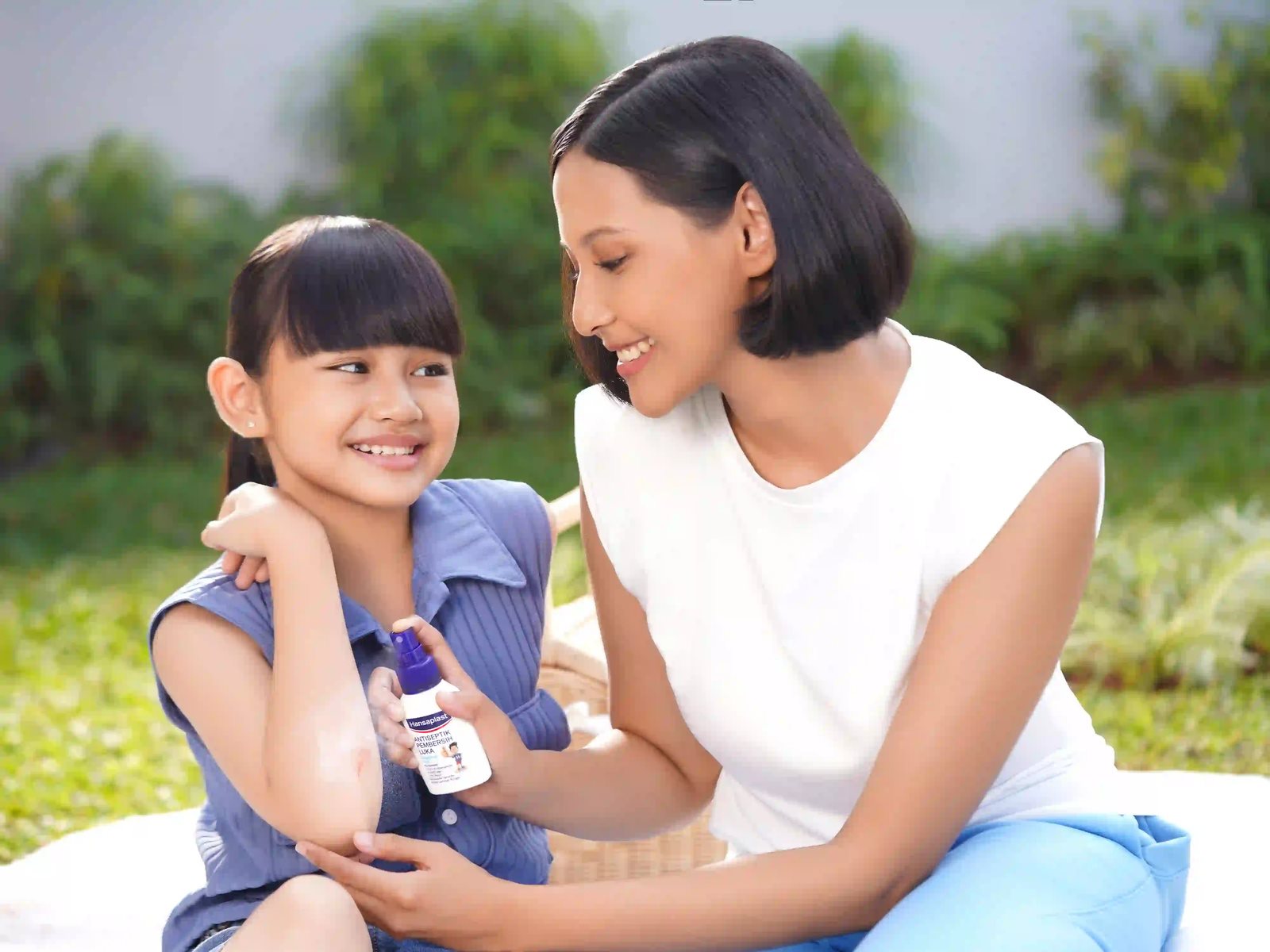 Mengobati luka anak dengan Hansaplast Antiseptik Pembersih Luka